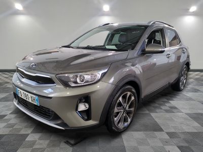 le SUV gris est garé sur le sol en damier d'un garage