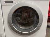 une machine à laver exposée dans un magasin