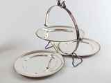 trois assiettes empilées les unes sur les autres