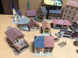 de nombreux bâtiments miniatures disposés sur une table