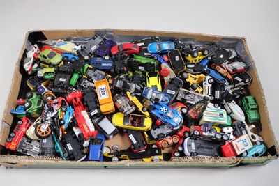 une boîte en carton remplie de petites voitures de toutes sortes