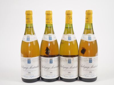 quatre bouteilles de vin sont alignées sur une surface blanche