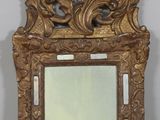 un miroir posé sur une table en bois