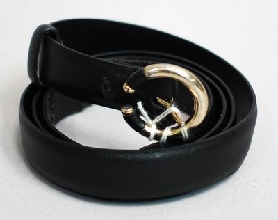 ceinture en cuir noir avec boucle dorée sur fond blanc