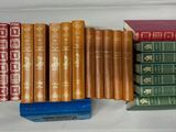 un grand nombre de livres posés sur une table
