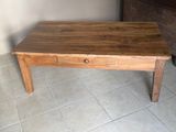 une petite table en bois avec un tiroir