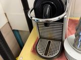 une cafetière et une tasse posées sur une étagère jaune