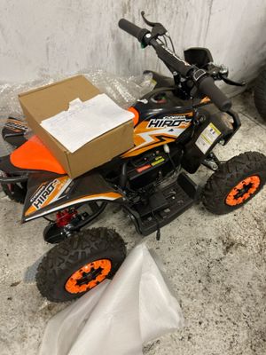 un petit quad équipé d'un coffre à l'arrière