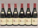 six bouteilles de vin rouge sont alignées