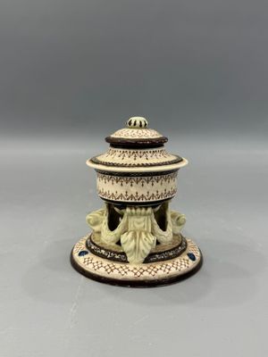 un vase blanc et noir posé sur une table
