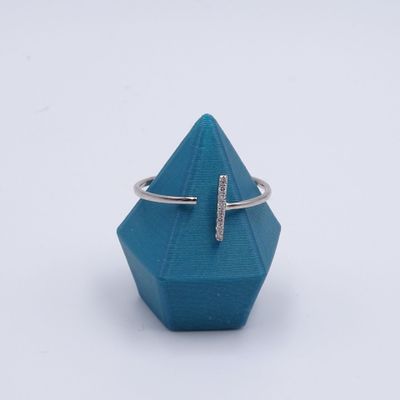 un gros plan d'une bague surmontée d'une croix