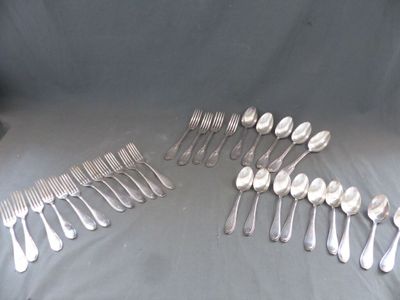 beaucoup de cuillères et de fourchettes en argent sur une table