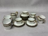 un ensemble de tasses et de soucoupes posées sur une table