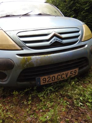 une petite voiture garée sur le bord de la route