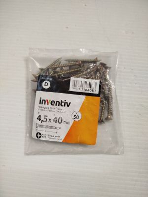 un paquet de vis dans un sachet en plastique posé sur une table