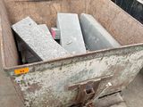 beaucoup de déchets dans une benne à ordures posée au sol