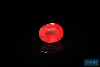 une pomme rouge posée sur une surface noire