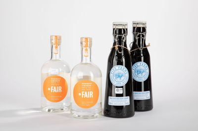 trois bouteilles d'alcools différents posées les unes à côté des autres