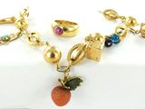 un bracelet en or orné de breloques et d'une carotte
