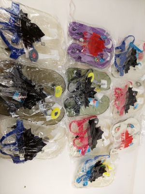 beaucoup de jouets en plastique posés sur la table