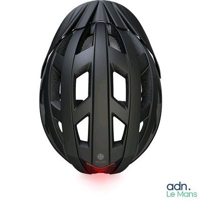 Le casque est noir et comporte un voyant rouge sur le côté.