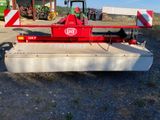 une image représentant un tracteur rouge équipé d'une grande lame