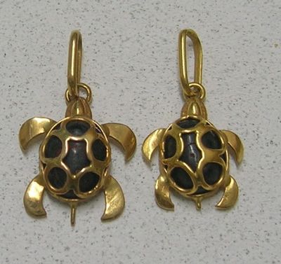paire de boucles d'oreilles en forme de tortue, couleur or, ornées de pierres noires et blanches