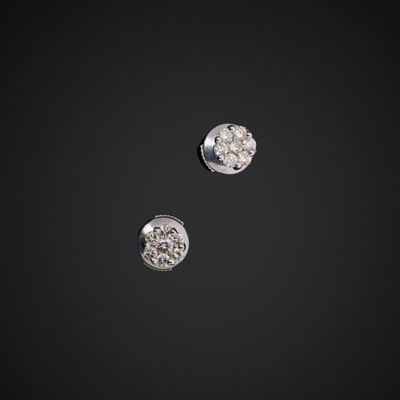 une paire de boucles d'oreilles en diamant sur fond noir