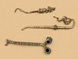 trois types différents d'objets métalliques posés sur une table