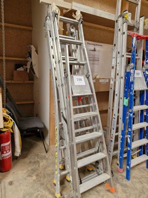 de nombreuses échelles empilées dans un garage