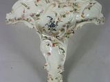 une applique murale blanche ornée d'un motif floral