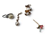 trois paires de boucles d'oreilles en perles et or sur fond blanc