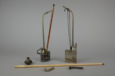 deux types d'outils différents posés sur une table