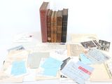 plusieurs vieux livres sont empilés sur une table
