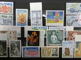 de nombreux timbres différents exposés sur une table noire