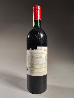 une bouteille de vin posée sur une table