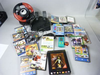 plein de jeux vidéo posés sur une table avec un volant