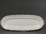 un plat blanc orné d'un motif décoratif sur le bord