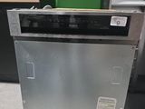 un lave-vaisselle argenté posé sur une palette dans une cuisine