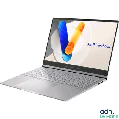 un ordinateur portable dont l'écran porte un logo sur fond blanc