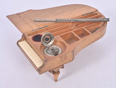 une boîte en bois contenant un stylo et un crayon