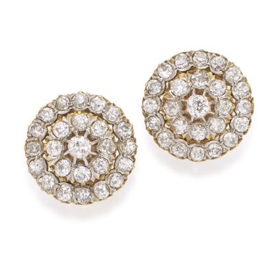 une paire de boucles d'oreilles en diamant et or