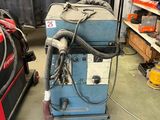 une machine bleue qui se trouve dans une pièce