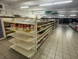 de nombreux rayons du magasin où il n'y a personne
