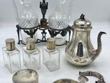 un assortiment d'objets en argent et en verre, comprenant notamment une théière, un sucrier et d'autres objets