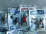 beaucoup de figurines dans des sachets en plastique, par terre