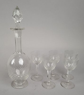 quatre verres à vin et une carafe sur la table