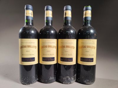 quatre bouteilles de vin sont alignées sur une table