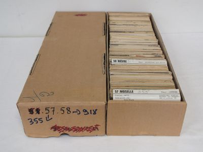 Plusieurs cartons contenant de vieux disques sont empilés les uns sur les autres