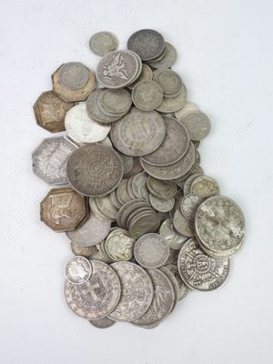 une pile de pièces de monnaie posée sur une surface blanche